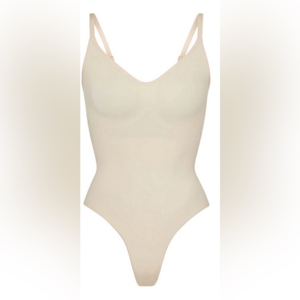 SKIMS seamless sculpting thong Bodysuit, bone size Small new without tags